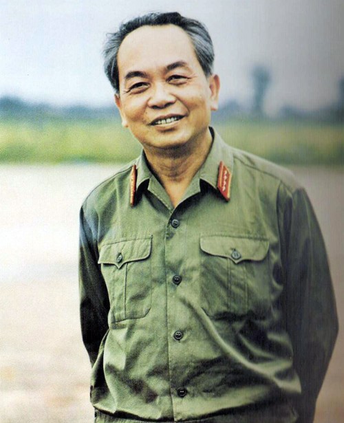 Đại tướng Võ Nguyên Giáp trong chuyến thăm Quảng Bình năm 1973. Hình ảnh do một nhóm phóng viên chiến trường Nhật Bản thực hiện.