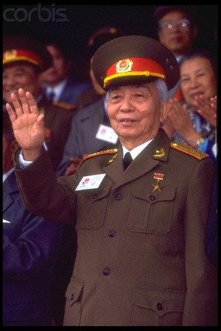 Đại tướng Võ Nguyên Giáp trong lễ kỷ niệm 20 năm ngày giải phóng thành phố Huế năm 1995. Ảnh: Jason Bleibtreu.