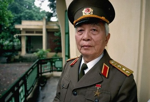 	Đại tướng Võ Nguyên Giáp tại nhà riêng ở số 30 Đường Hoàng Diệu, Hà Nội năm 1994. Ảnh: Catherine Karnow