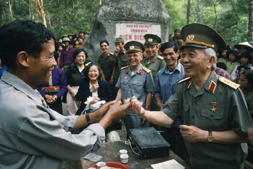 Người dân làng ở Mường Phăng chào đón Đại tướng Võ Nguyên Giáp với niềm vui và kính trọng lớn. Ảnh: Catherine Karnow