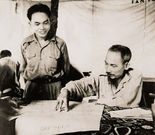  	Cụ Võ và cụ Hồ tại Sở chỉ huy Chiến dịch Biên giới (1950).