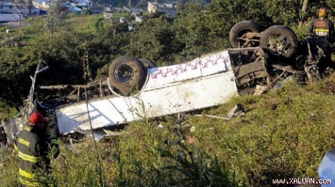 Hiện trường vụ chiếc xe buýt rơi xuống khe núi trên đường cao tốc Naucalpan-Toluca, Mexico ngày 4/10 (Ảnh: Tân Hoa xã)