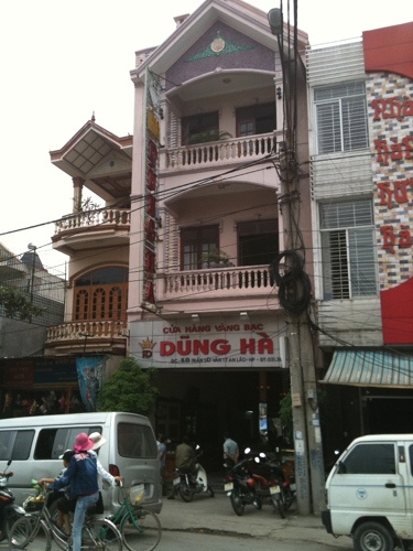 tiệm vàng; cướp