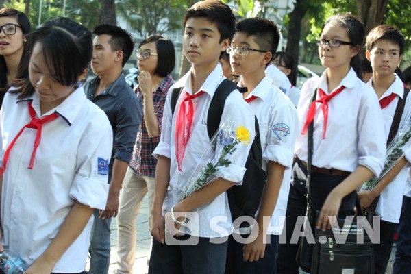 	Hơn 40 học sinh Trường THCS Nguyễn Công Trứ đeo khăn quàng đỏ thắm, trang nghiêm xếp hàng đợi vào viếng Đại tướng.