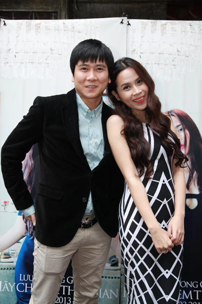 Hình ảnh sánh đôi đời thường hạnh phúc của vợ chồng sao Việt