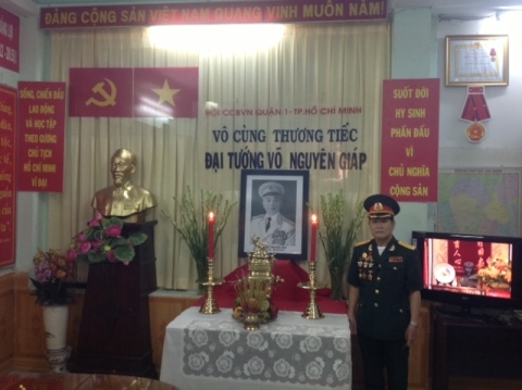 Thành viên Hội Cựu chiến binh Q.1, TP.HCM bên bàn thờ Đại tướng Võ Nguyên Giáp.