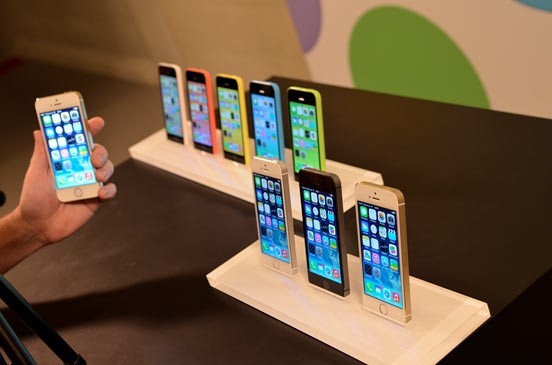  	Sự xuất hiện của iPhone 5S và 5C khiến doanh số điện thoại cao cấp tại nhiều cửa hàng nhỏ giảm mạnh.