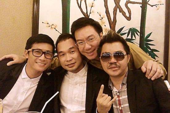  	Lê Minh chính thức lộ diện cùng các thành viên MTV và một người bạn sau khi phẫu thuật gãy xương mặt.