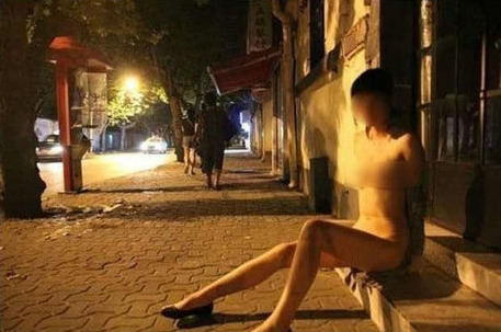 Mỹ nữ khỏa thân ung dung tạo dáng trên đường phố 