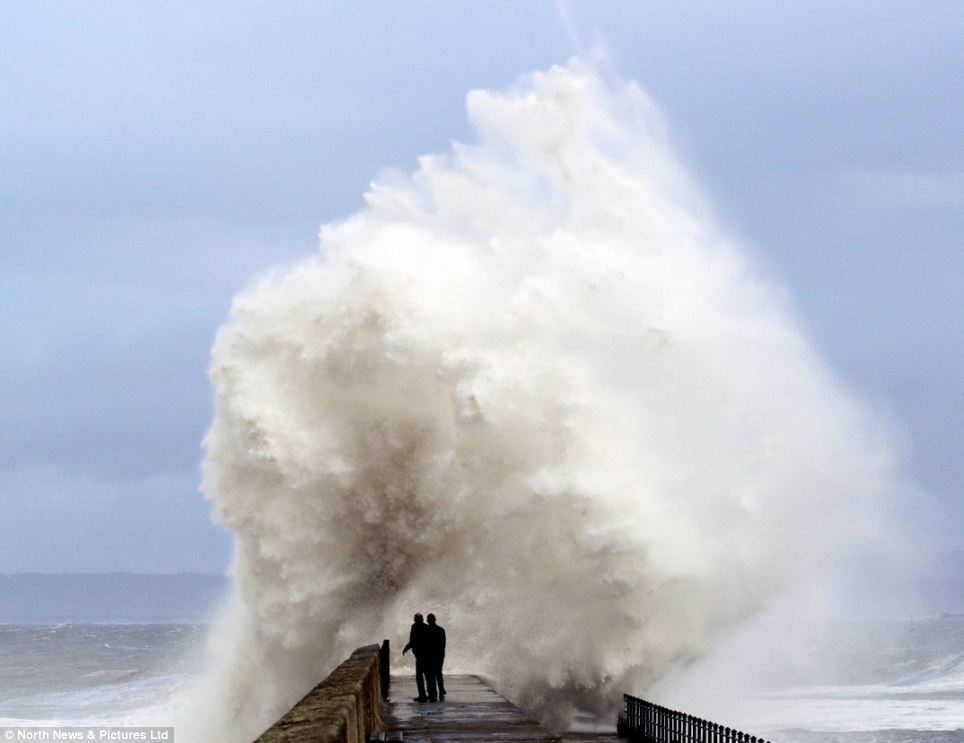 Nguy hiểm: Hai người được một chút quá gần như 30ft sóng Pier Headland bột, trong Hartlepool, hôm thứ Năm