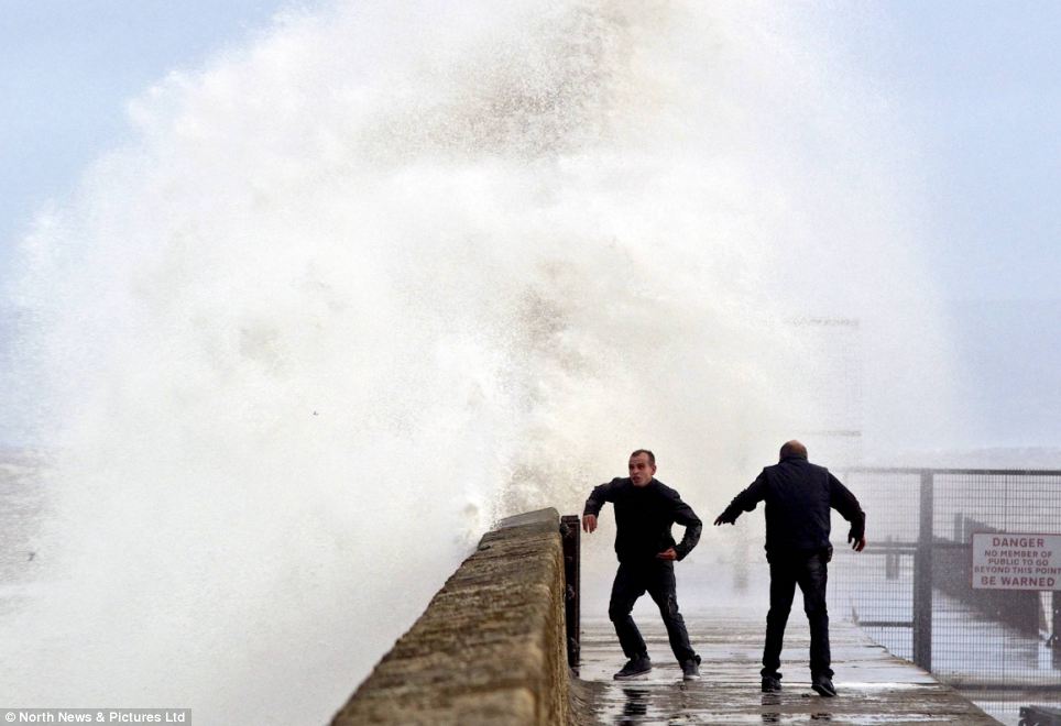 Đóng cửa gọi: Hai người đàn ông cố gắng và chạy từ bến tàu trong Hartlepool sau khi nó được đập bởi những con sóng vào thứ năm