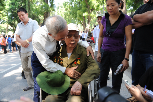 Trung tá Nguyễn Hoan 77 tuổi cũng đi viếng đại tướng và xúc động khi hội ngộ người đồng đội cũ.