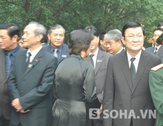 Chủ tịch nước Trương Tấn Sang có mặt khoảng 6h sáng tại nhà tang lễ. Ảnh: Tuấn Nam.