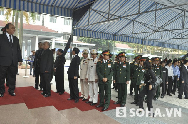 Trung tướng Đồng Sỹ Nguyên, Nguyên uỷ viên Bộ chính trị, Phó thủ tướngChính phủ, Nguyên Tư lệnh Binh đoàn Trường Sơn cùng ông Vũ Đức Khiển,Nguyên Chủ nhiệm Uỷ ban Pháp luật Quốc hội đến viếng Đại tướng. Ảnh: Tuấn Nam