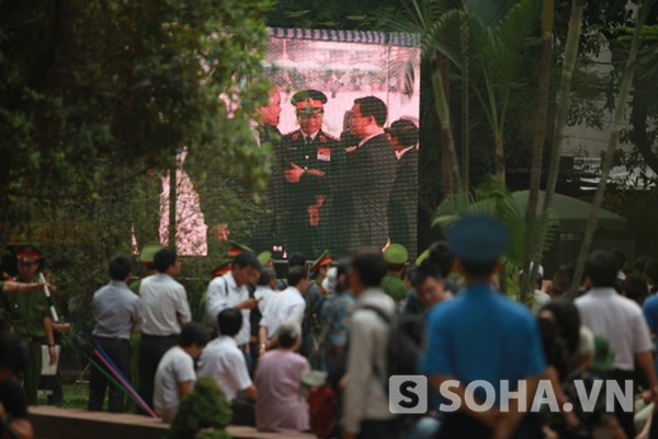 	Người dân tập trung ra ngoài màn hình lớn để theo dõi lễ tang Đại tướng.