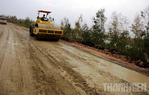 
	Phương tiện cơ giới thi công;mặt đường trong lúc trời đổ mưa.