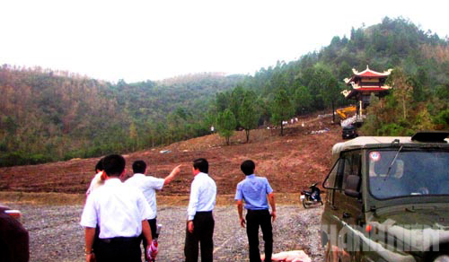 
	Toàn cảnh khu trung tâm tháp chuông, phía sau tháp là nơi an táng Đại tướng Võ Nguyên Giáp