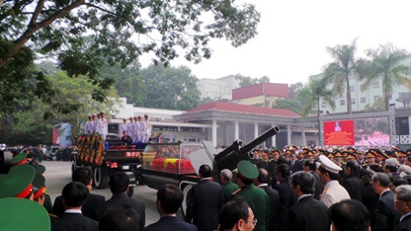 
	Linh cữu Đại tướng được rước lên linh xa trước nhà tang lễ Quốc gia, chuẩn bị đi qua lần cuối các tuyến phố ở Thủ đô.