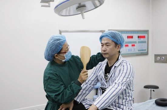 Nghệ sĩ nam 48 tuổi công khai ảnh phẫu thuật thẩm mỹ hồi xuân