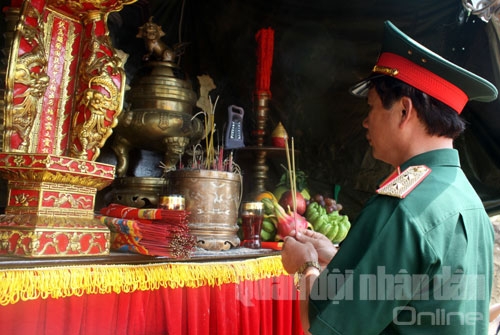 Trung tướng Nguyễn Quốc Khánh thành kính dâng hương lên Đại tướng Võ Nguyên Giáp.