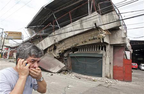  	Nhiều nhà cửa đổ sập do động đất mạnh 7,2 độ richter tại Cebu- - Ảnh: Reuters