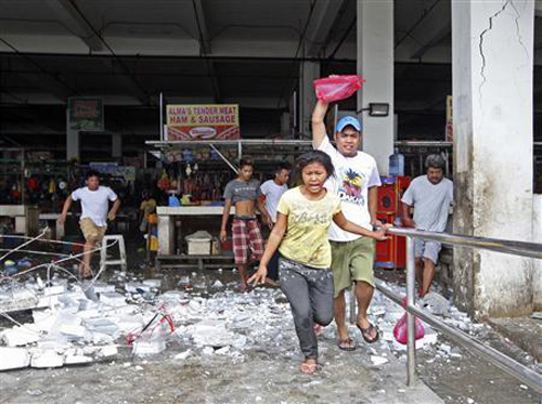  	Kinh hoàng chạy khỏi cửa hàng tìm nơi trú ẩn khi động đất xảy ra tại Cebu sáng 15.10 -- Ảnh: Reuters