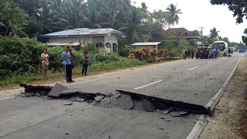  	Một con đường bị phá hủy trên đảo Bohol, nơi có tâm chấn động đất 7,2 độ richter - Ảnh: Twitter