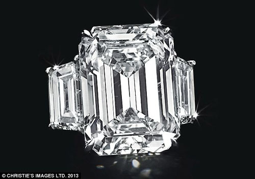 
	Chiếc nhẫn đã được đặt tên là “Ánh sáng và Sắc đẹp” và được bán đấu giá với mức khởi điểm là 200.000 đô.