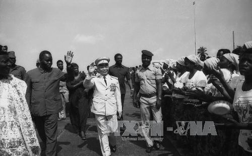  	Tổng thống Cộng hòa Benin, Mathieu Kérékou và nhân dân thủ đô Cotonou đón Đại tướng Võ Nguyên Giáp, Ủy viên Bộ Chính trị, Phó Thủ tướng Chính phủ dẫn đầu Đoàn đại biểu Đảng, Chính phủ Việt Nam thăm hữu nghị Cộng hòa Benin từ ngày 5 đến 8/11/1980. Ảnh: Thế Trung - TTXVN