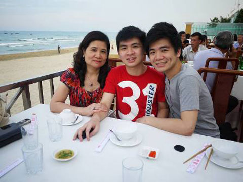 Đỗ Quang Vinh cùng mẹ và em trai