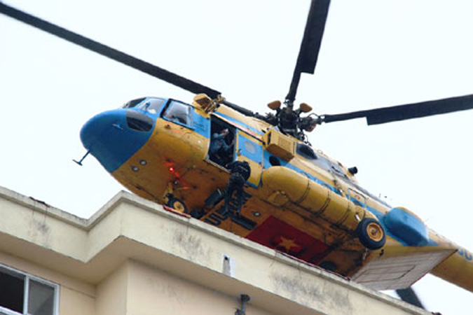 Máy bay trực thăng của Không quân chở lực lượng đặc nhiệm đổ bộ lên tòa nhà bị khống chế. 