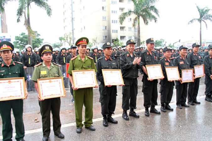 Lãnh đạo Bộ Công an trao Bằng khen cho các đơn vị tham gia diễn tập. (Theo QĐND)