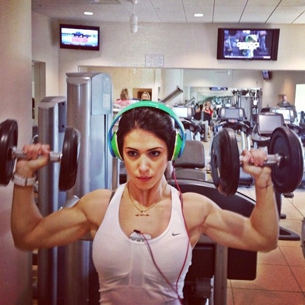 Chiêm ngưỡng cơ thể siêu rắn chắc của “người đẹp phòng gym” Bella Falconi 11
