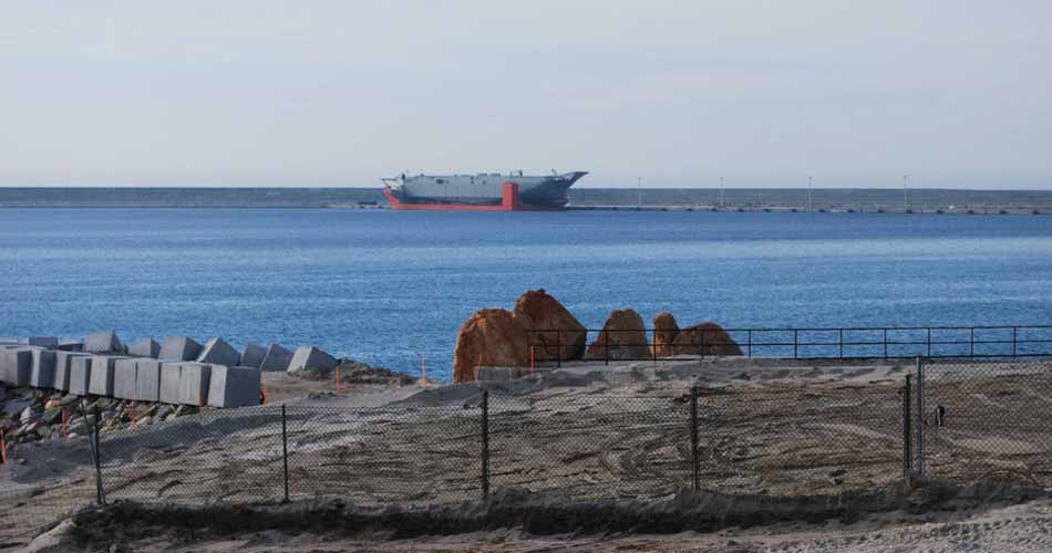 
	Ngoài ra, HMAS Canberra có thể chở được 24 trực thăng đa nhiệm MH-60R Seahawk hay “sát thủ diệt ngầm” NH90.