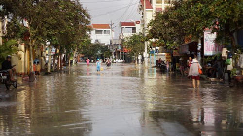 Ngập chưa từng có, dân Bến Cát chạy thoát thân giữa khuya