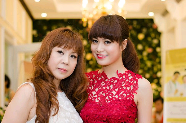 Bất ngờ với sắc vóc trẻ trung của mẹ mỹ nhân Việt
