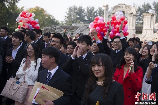 Các bạn trẻ Trung Quốc xúng xính váy áo dự lễ trưởng thành 9