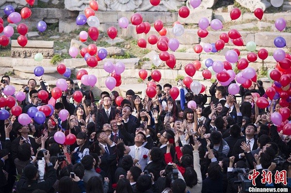 Các bạn trẻ Trung Quốc xúng xính váy áo dự lễ trưởng thành 10