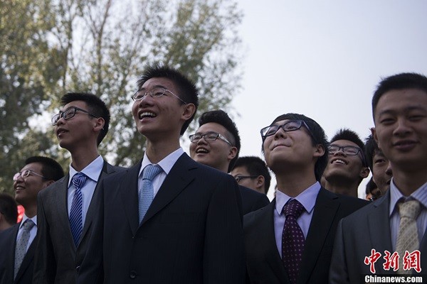 Các bạn trẻ Trung Quốc xúng xính váy áo dự lễ trưởng thành 12