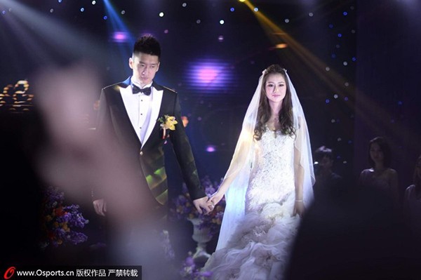 Cô dâu xinh đẹp của sao bóng rổ Trung Quốc rạng rỡ trong ngày cưới 11