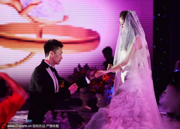 Cô dâu xinh đẹp của sao bóng rổ Trung Quốc rạng rỡ trong ngày cưới 19