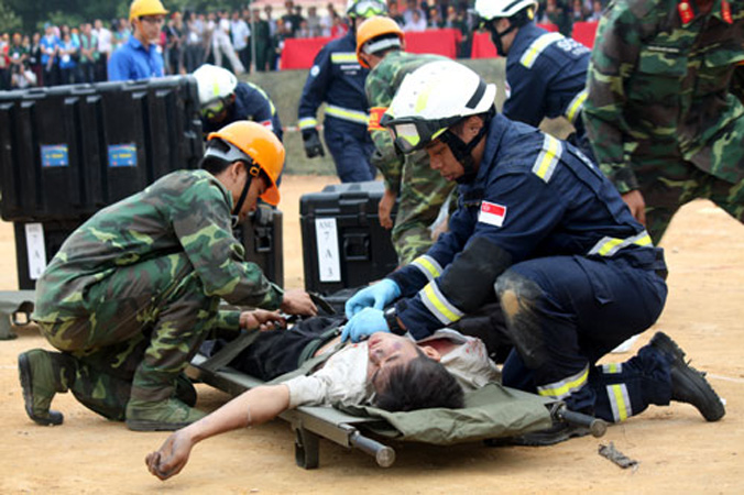   Lực lượng của Quân đội nhân dân Việt Nam đóng vai trò nòng cốt trong cuộc diễn tập thực binh lần này. Tham gia diễn tập còn có lực lượng của 10 nước thành viên ASEAN, trong đó có 7 nước thực binh, 3 nước quan sát viên. Ngoài ra, đại diện một số nước; đại diện các cơ quan Liên hợp quốc liên quan và một số tổ chức quốc tế cũng hiện diện tại cuộc diễn tập. (Trong ảnh: Bộ đội Công binh Việt Nam và lực lượng cứu hộ cứu nạn của nước bạn đưa người bị nạn lên cáng...)