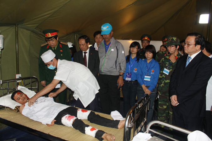 Phó thủ tướng Hoàng Trung Hải và Bộ trưởng Phùng Quang Thanh kiểm tra công tác điều trị bệnh nhân tại khu vực hỗ trợ y tế mức 2.