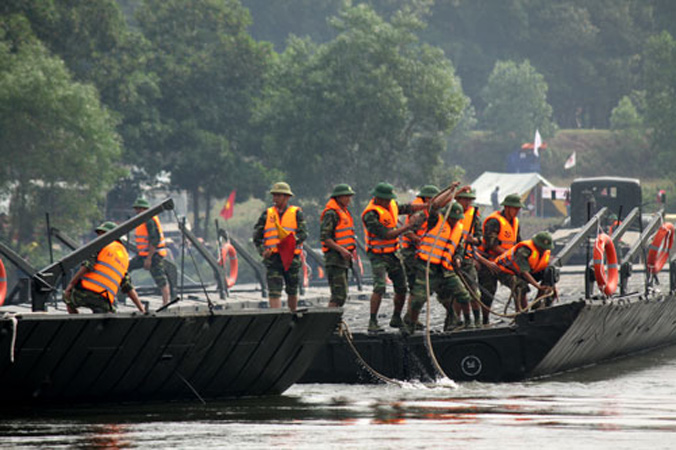 Bộ đội Công binh bắc cầu phao để sơ tán nhân dân vùng ngập lụt đến khu vực an toàn.