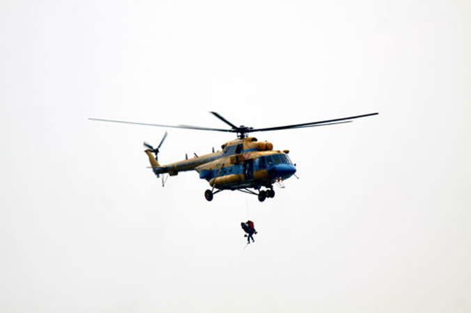 Ngoài thả áo phao, lương thực, các tổ bay còn thực hiện treo, thả nhân viên cứu hộ cứu nạn, đưa người dưới nước lên trực thăng an toàn.