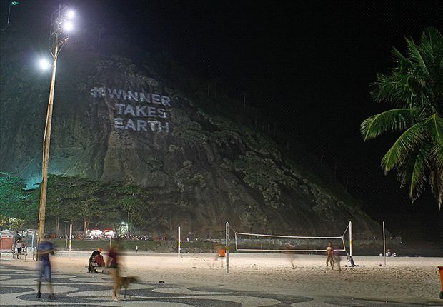  	Thông điệp xuất hiện ngay trên một trận bóng chuyền bãi biển ở Leme