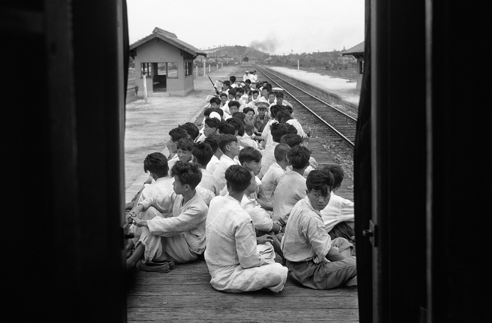  	Thanh niên Hàn Quốc đang chuẩn bị bước vào quá trình tập luyện để tiếp ứng cho cuộc chiến tranh chống lại Triều Tiên. Ảnh chụp ngảy 17/7/1950.