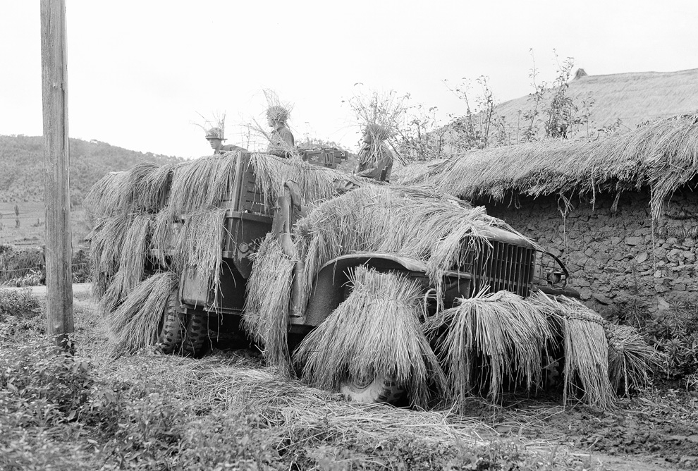  	Những chiếc xe quân sự phủ rơm. Ảnh chụp ngày 12/6/1950.