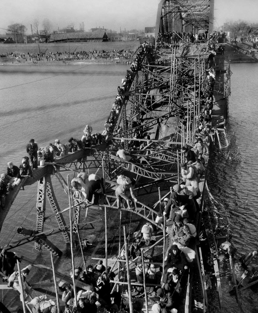  	Cư dân Bình Nhưỡng chạy tị nạn trên một chiếc cầu sắp sập.
