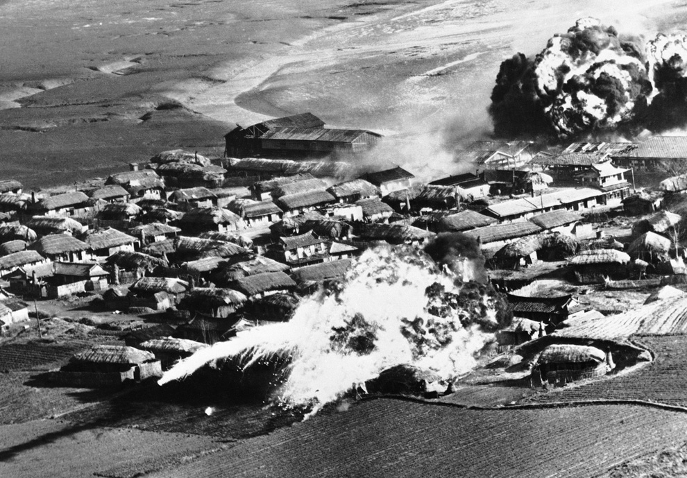  	Mỹ thả bom Napalm xuống Triều Tiên.